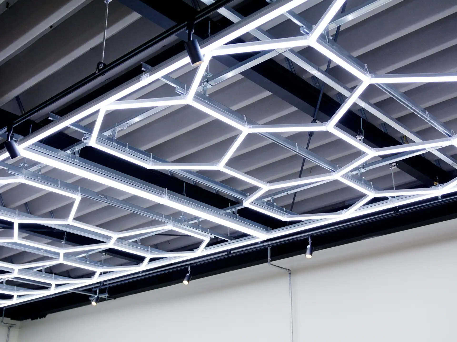 店内天井に設置された作業用の照明