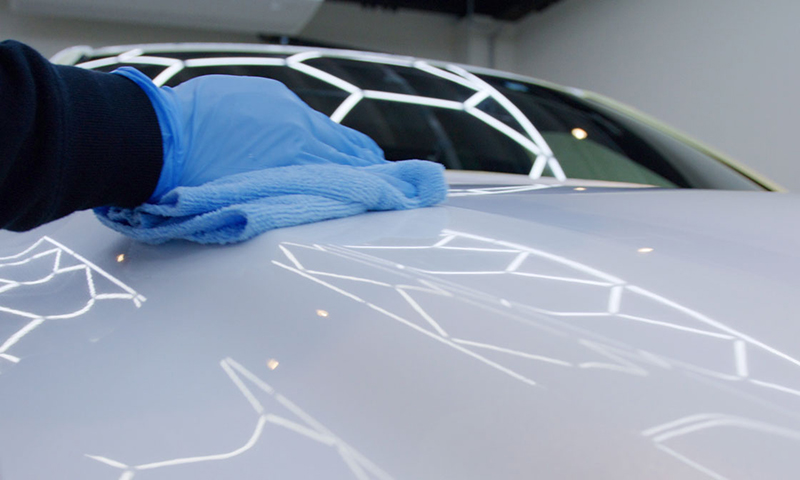 洗浄後の車体を拭き上げている様子