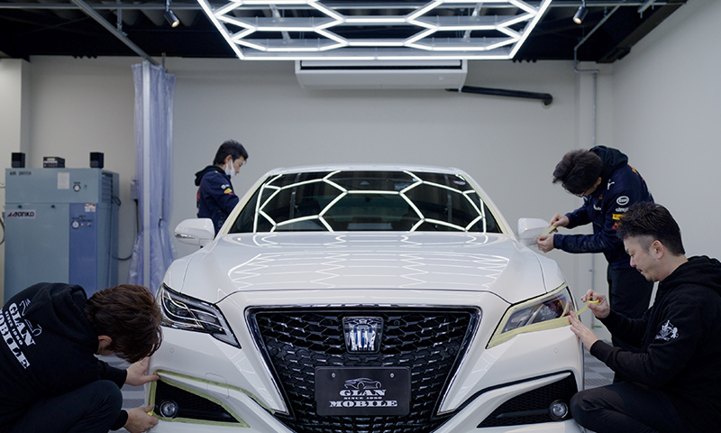 複数人の作業員で施工作業をしている様子