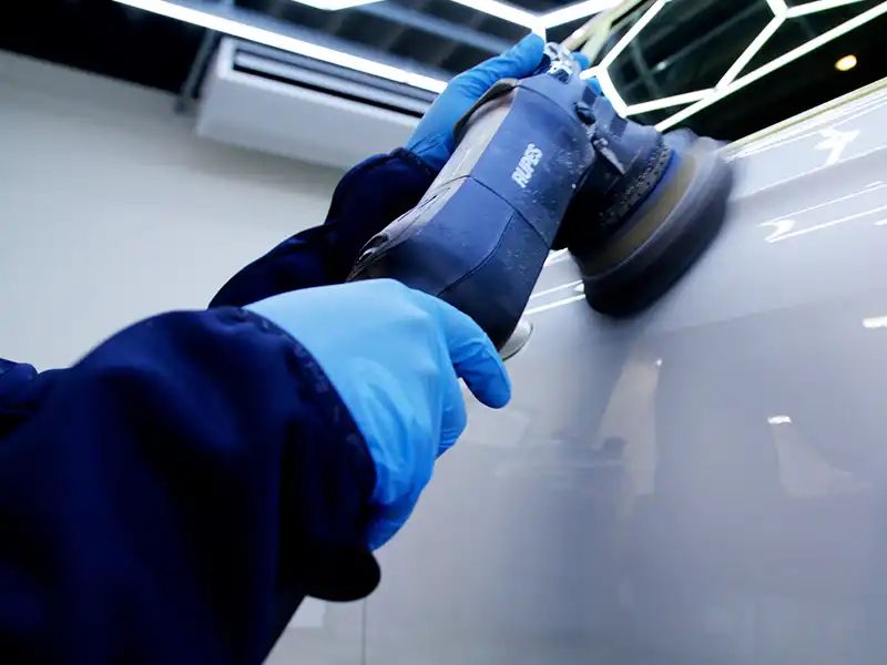 車両のサイドドアの鉄粉除去作業の様子